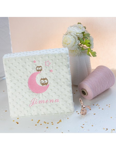 Manta Bordada con Buhos.