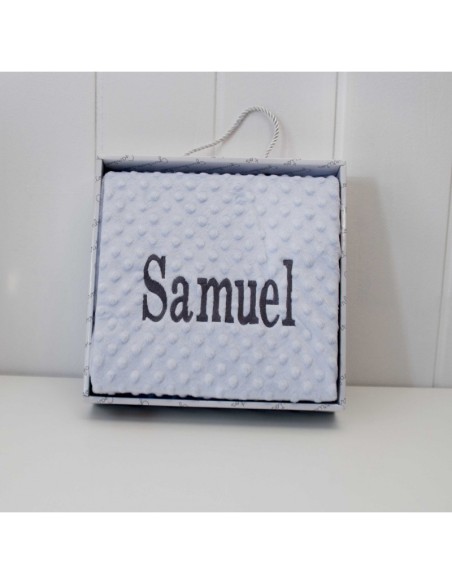 Manta Bordada con el nombre.