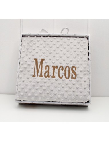 Manta Bordada con el nombre.