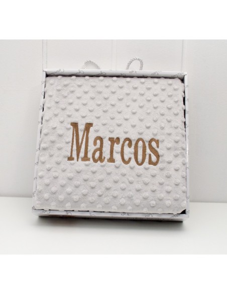 Manta Bordada con el nombre.