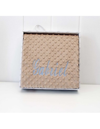 Manta Bordada con el nombre.