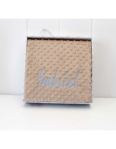 Manta Bordada con el nombre.