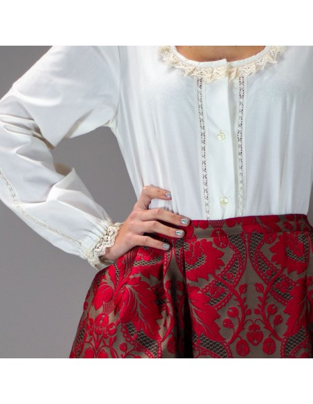 Camisa vainica escotada señora beige.