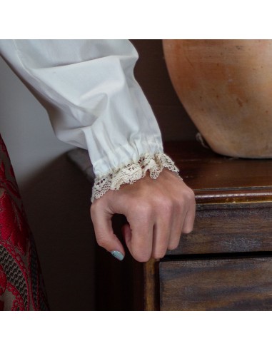 Camisa vainica escotada señora beige.