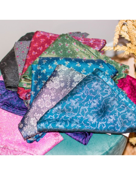 Pañuelo cabeza brocado pico.