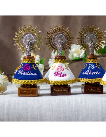 Virgen 15,5cms manto blanco y rosa.