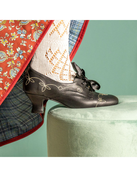 Zapato pespunte tacón alto.
