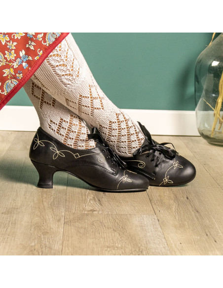 Zapato pespunte tacón alto.