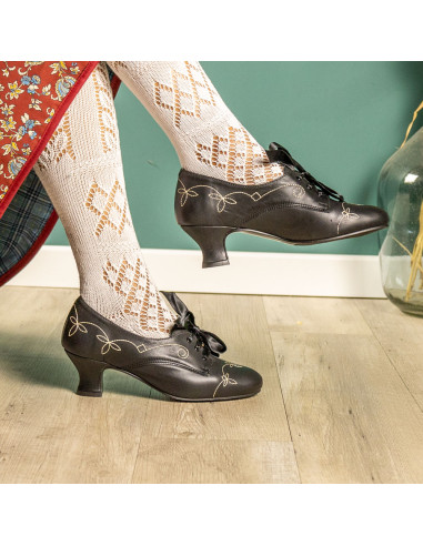 Zapato pespunte tacón alto.