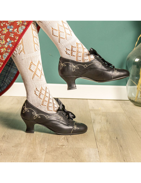 Zapato pespunte tacón alto.