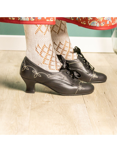 Zapato pespunte tacón alto.
