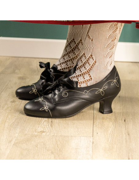 Zapato pespunte tacón alto.