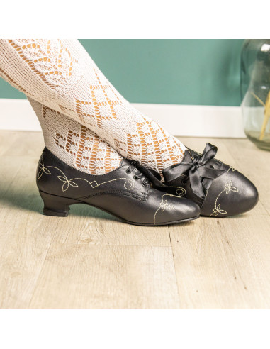 Zapato pespunte tacón bajo.