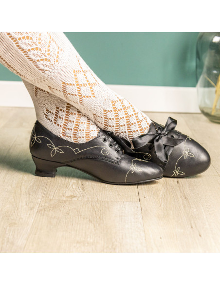 Zapato pespunte tacón bajo.