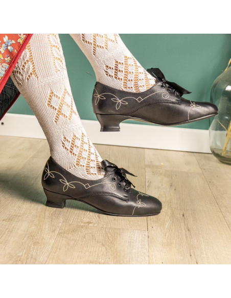 Zapato pespunte tacón bajo.