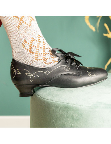 Zapato pespunte tacón bajo.