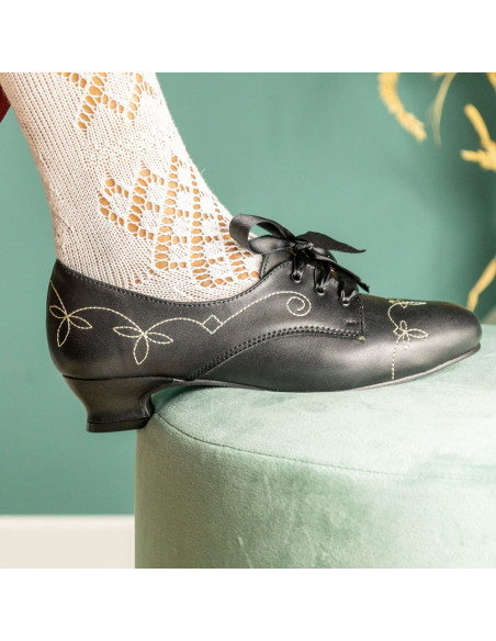 Zapato pespunte tacón bajo.