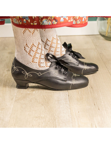 Zapato pespunte tacón bajo.