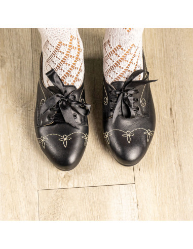 Zapato pespunte tacón bajo.